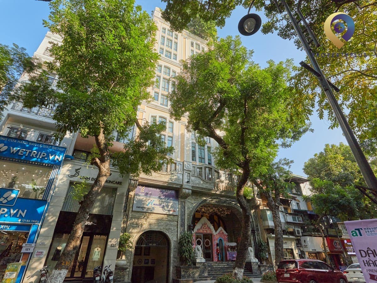Mặt tiền tòa nhà V-Building nhìn từ phố Bà Triệu với cây xanh bao quanh do Property Plus giới thiệu